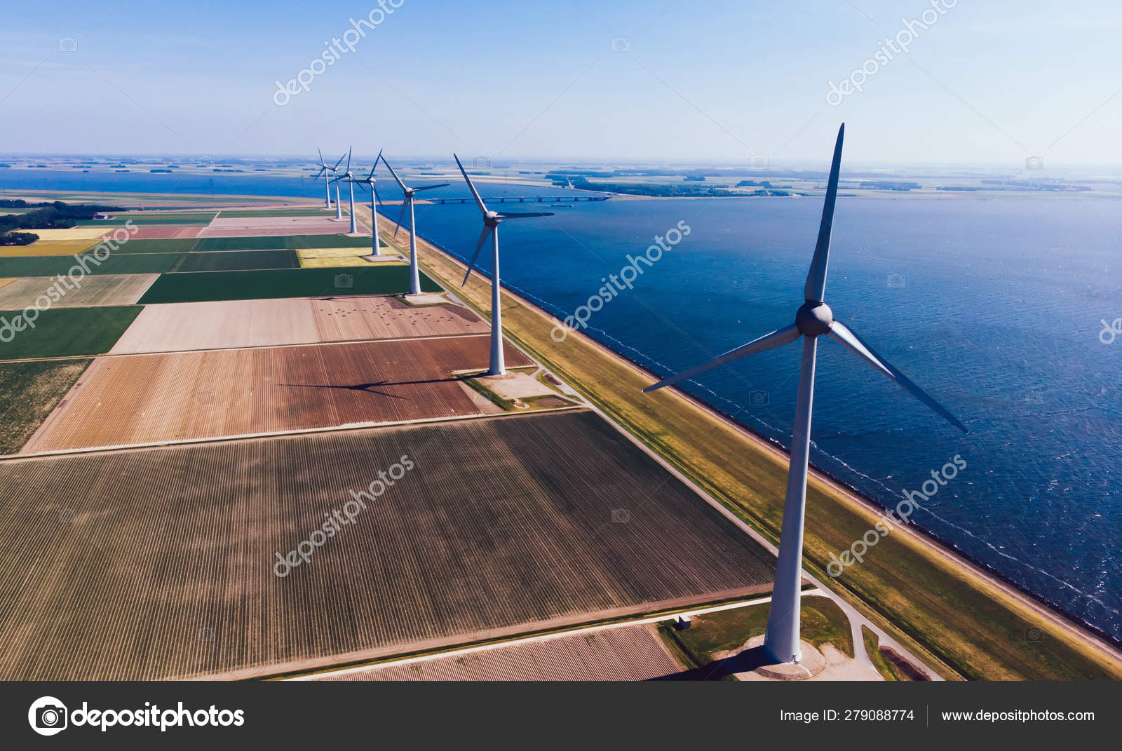 Enormes Moinhos Vento Modernos Com Turbinas Alimentadas Com Energia Eólica  fotos, imagens de © GaudiLab #279088774